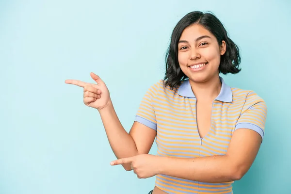 Mavi Arka Planda Izole Edilmiş Genç Latin Bir Kadın Işaret — Stok fotoğraf