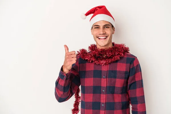 Jovem Caucasiano Celebrando Natal Isolado Fundo Branco Sorrindo Levantando Polegar — Fotografia de Stock