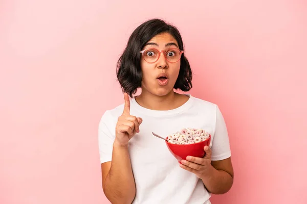 Jong Latijn Vrouw Houden Granen Geïsoleerd Roze Achtergrond Met Een — Stockfoto