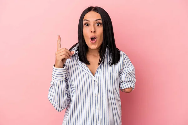 Mujer Joven Caucásica Con Brazo Aislado Sobre Fondo Rosa Que —  Fotos de Stock