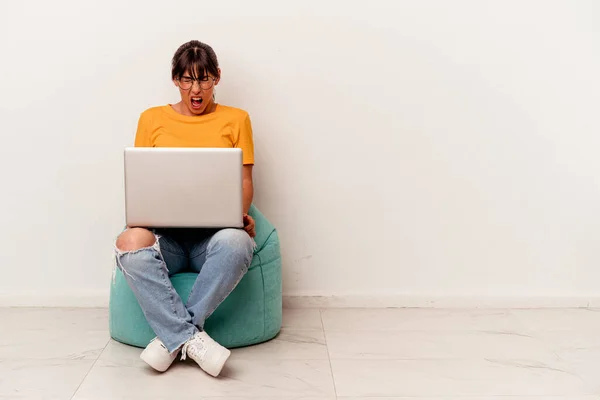 Молодая Аргентинская Женщина Работающая Компьютером Сидя Затяжке Изолированной Белом Фоне — стоковое фото