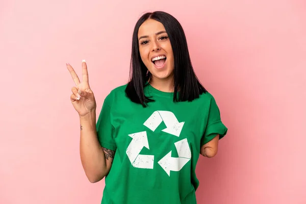 Mulher Caucasiana Jovem Com Braço Reciclado Resíduos Isolados Fundo Rosa — Fotografia de Stock