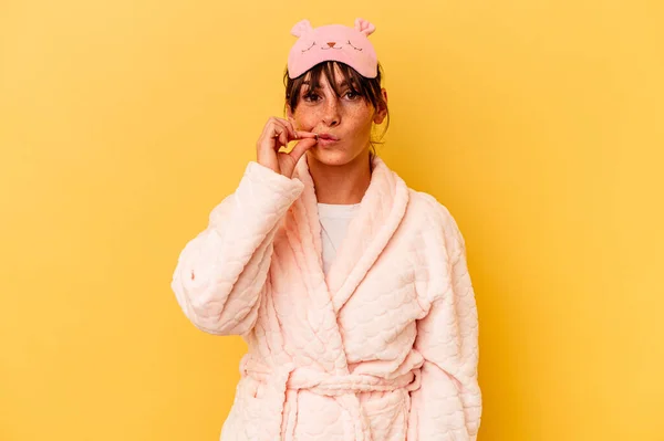 Mujer Argentina Joven Llevando Pijama Aislado Sobre Fondo Amarillo Con —  Fotos de Stock
