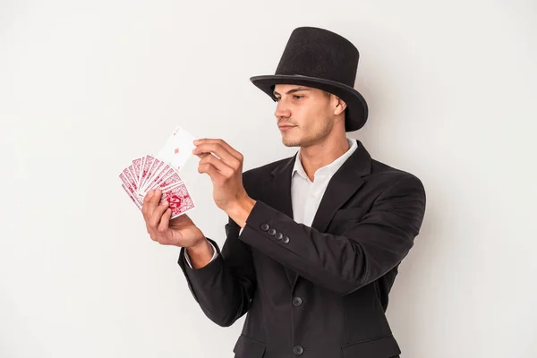年轻的魔术师 拿着一张白色背景的魔法卡片的高加索人 — 图库照片