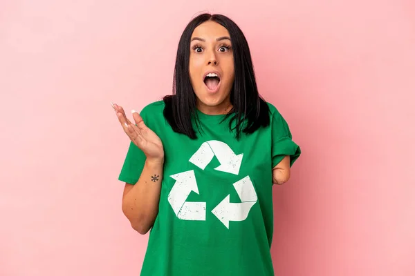 Młoda Kaukaska Kobieta Jedną Ręką Odpadów Pochodzących Recyklingu Izolowane Różowym — Zdjęcie stockowe