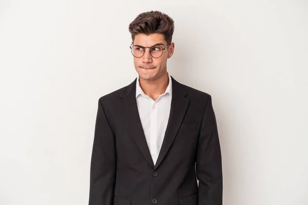 Νέοι Επιχειρηματίες Καυκάσιος Άνθρωπος Απομονωμένος Λευκό Φόντο Σύγχυση Αισθάνεται Αμφίβολο — Φωτογραφία Αρχείου