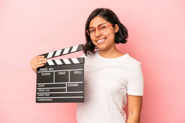 Jovem Mulher Latina Segurando Palmas Isoladas Fundo Rosa Olha Para — Fotografia de Stock