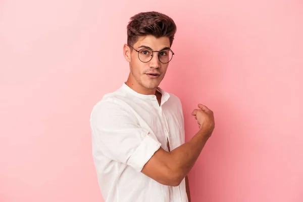 Joven Hombre Caucásico Aislado Sobre Fondo Rosa Sonriendo Señalando Lado —  Fotos de Stock