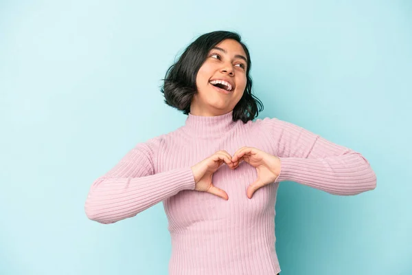 Mulher Latina Jovem Isolado Fundo Azul Sorrindo Mostrando Uma Forma — Fotografia de Stock