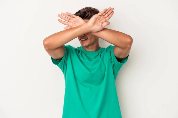 Junger Kaukasischer Mann Auf Weißem Hintergrund Isoliert Zwei Arme Verschränkt — Stockfoto