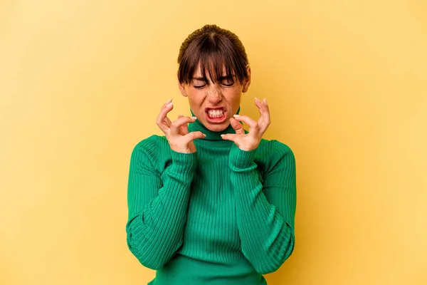 Giovane Donna Argentina Isolata Sfondo Giallo Sconvolto Urlando Con Mani — Foto Stock