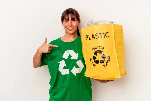 Jovem Argentina Reciclado Plástico Isolado Fundo Branco Pessoa Apontando Mão — Fotografia de Stock
