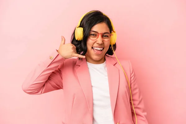 Young Latin Woman Listening Music Isolated Pink Background Showing Mobile — Stock Photo, Image