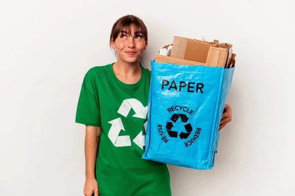 Młoda Argentyńska Kobieta Poddaje Się Recyklingowi Papier Izolowany Żółtym Tle — Zdjęcie stockowe