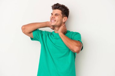 Beyaz arka planda izole edilmiş genç beyaz bir adam sabit yaşam tarzından dolayı boyun ağrısı çekiyor..