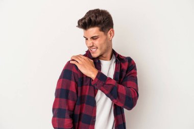 Beyaz arka planda izole edilmiş, omuz ağrısı olan genç beyaz bir adam..