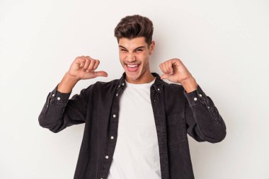 Beyaz arka planda izole edilmiş genç beyaz adam gururlu ve kendinden emin hissediyor, örnek olarak..