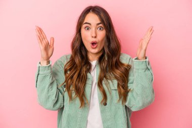 Pembe arka planda soyutlanmış beyaz bir kadının bir fikri var, ilham verici bir kavram..