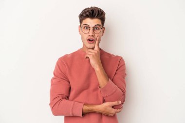 Beyaz arka planda izole edilmiş beyaz bir genç adam, yaratıcılık kavramı, harika bir fikre sahip..