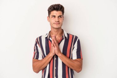 Kafkasyalı genç bir adam beyaz arka planda izole edildi. Aklında bir plan oluşturdu..