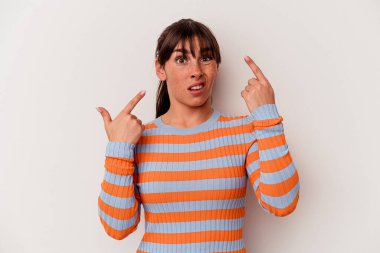 Beyaz arka planda izole edilmiş genç Arjantinli kadın işaret parmağıyla hayal kırıklığı gösteriyor..