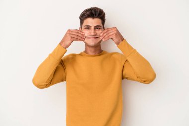 Beyaz arka planda izole genç beyaz adam iki seçenek arasında şüphe.