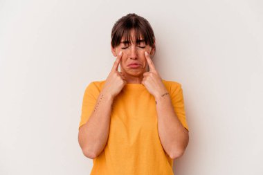 Beyaz arka planda izole edilmiş genç Arjantinli bir kadın ağlıyor, bir şeyden memnun değil, acı ve kafa karışıklığı konsepti..