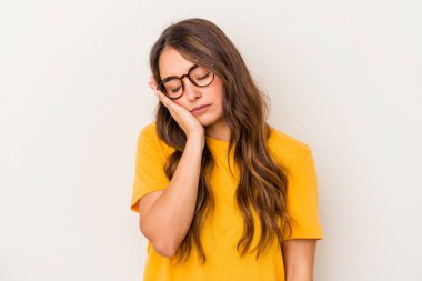 Beyaz arka planda izole edilmiş, sıkılmış, yorgun ve dinlenmeye ihtiyacı olan beyaz bir kadın..