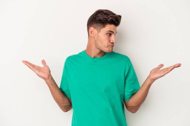 Beyaz arka planda izole edilmiş genç beyaz bir adam. Kafası karışmış ve omuz silkiyor. Kopya alanını tutmak için..
