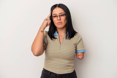 Beyaz arka planda tek kollu, beyaz tenli genç beyaz bir kadın parmağıyla tapınağı işaret ediyor, düşünüyor ve bir göreve odaklanıyor..