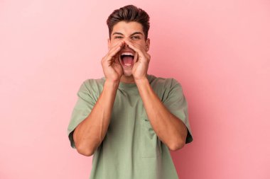 Pembe arka planda izole edilmiş beyaz bir adam heyecanlı bir şekilde bağırıyor..