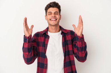 Beyaz arka planda izole edilmiş beyaz bir adam neşeli bir şekilde gülüyor. Mutluluk kavramı.