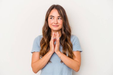 Beyaz arka planda izole edilmiş beyaz bir kadın. Aklında bir plan kuruyor..