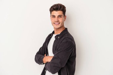 Beyaz arka planda izole edilmiş genç beyaz adam mutlu, güler yüzlü ve neşeli..