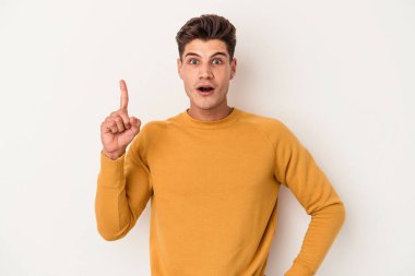 Beyaz arka planda izole genç beyaz adam bir fikri, ilham konsepti var.