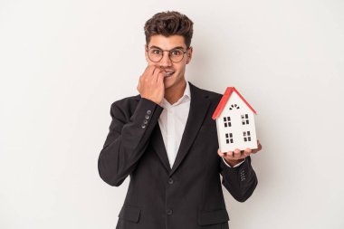 Beyaz arka planda izole edilmiş, tırnak yiyen, gergin ve endişeli genç bir emlakçı..