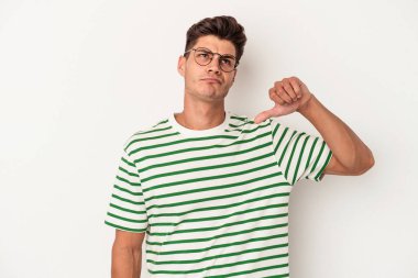 Beyaz arka planda izole edilmiş genç beyaz adam gülümseyen, neşeli ve keyifli bir tarafa bakıyor..