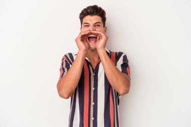 Beyaz arka planda izole edilmiş beyaz bir adam heyecanlı bir şekilde bağırıyor..