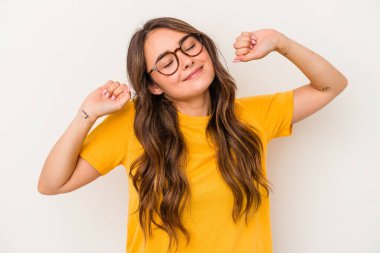 Beyaz arka planda izole edilmiş genç beyaz kadın kollarını uzatıyordu, rahat bir pozisyondaydı..