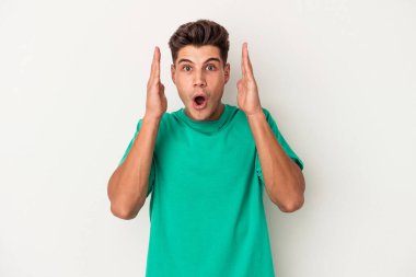 Beyaz arka planda izole edilmiş genç beyaz adam şaşırdı ve şok oldu..