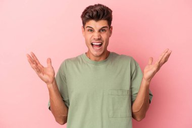 Pembe arka planda izole edilmiş genç beyaz adam gökyüzüne haykırıyor, yukarı bakıyor, hayal kırıklığına uğramış..