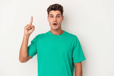 Beyaz arka planda izole edilmiş beyaz bir genç adam, yaratıcılık kavramı, harika bir fikre sahip..