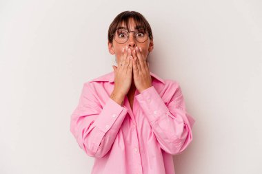 Beyaz arka planda izole edilmiş genç Arjantinli kadın elleriyle ağzını kapatırken şok oldu..