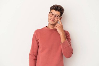 Beyaz arka planda izole edilmiş beyaz bir adam ağlıyor, bir şeyden memnun değil, acı ve kafa karışıklığı konsepti..