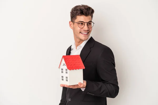 Junge Immobilien Kaukasischen Agenten Isoliert Auf Weißem Hintergrund Sieht Beiseite — Stockfoto