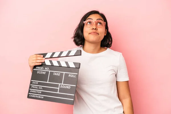 Jonge Latijn Vrouw Houden Clapperboard Geïsoleerd Roze Achtergrond Dromen Van — Stockfoto