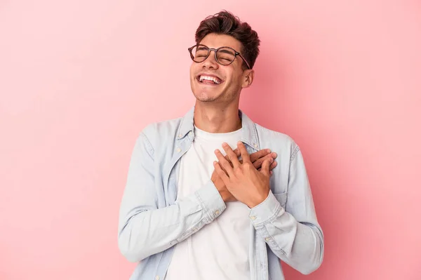 Νεαρός Καυκάσιος Άνδρας Απομονωμένος Ροζ Φόντο Γελώντας Κρατώντας Χέρια Στην — Φωτογραφία Αρχείου