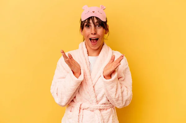 Mujer Argentina Joven Llevando Pijama Aislado Sobre Fondo Amarillo Sorprendida —  Fotos de Stock