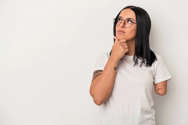 Mulher Caucasiana Jovem Com Braço Isolado Fundo Branco Olhando Para — Fotografia de Stock