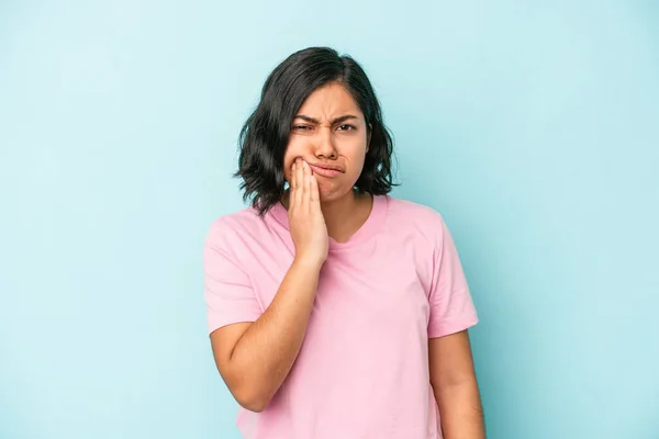 Mujer Latina Joven Aislada Sobre Fondo Azul Con Fuerte Dolor — Foto de Stock